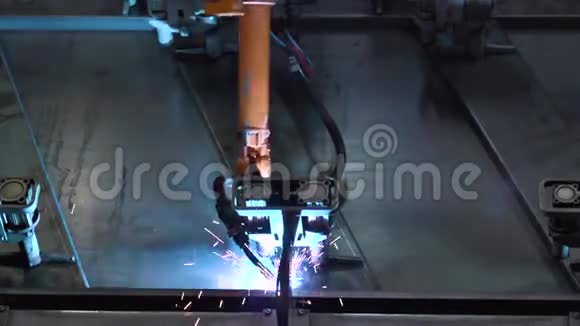 关闭工厂机器人焊接场景工业橙色机器人焊工进行金属零件的焊接特写视频的预览图