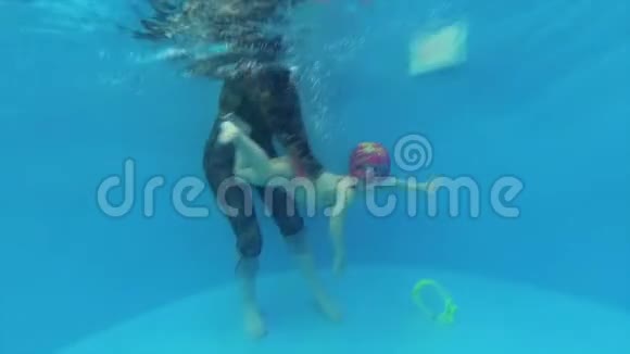 一个小孩潜入水中准备戒指视频的预览图