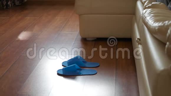 一个男人在床上起床在酒店穿一次性拖鞋视频的预览图