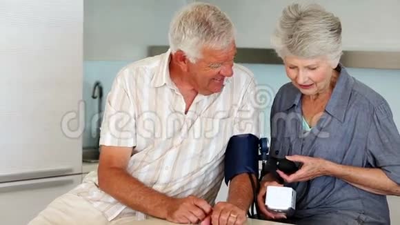 老年妇女给丈夫抽血视频的预览图