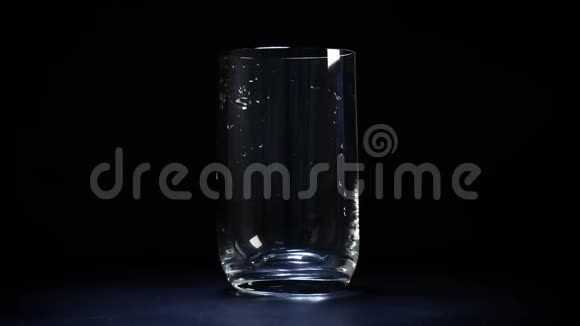 从塑料瓶中倒出一杯水视频的预览图