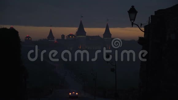 旧堡垒卡梅内茨市的石头城堡波多尔斯基乌克兰傍晚浓雾笼罩城堡软软软视频的预览图
