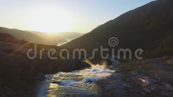 挪威胡萨伦谷快速壮观瀑布的空中景观夏日时光Yfossen视频的预览图