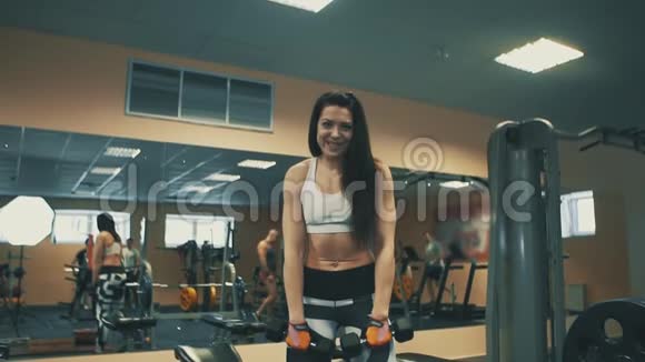 在体育俱乐部锻炼时漂亮的女运动员微笑视频的预览图