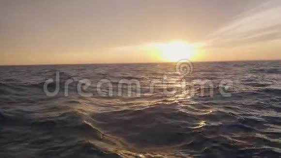 从船上观看在海上航行海浪和傍晚日落的天空视频的预览图