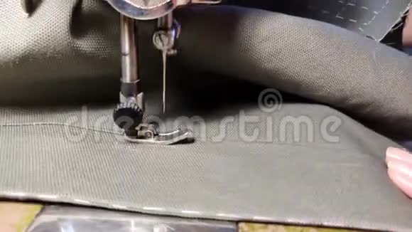 裁缝在旧的老式缝纫机上缝制视频的预览图
