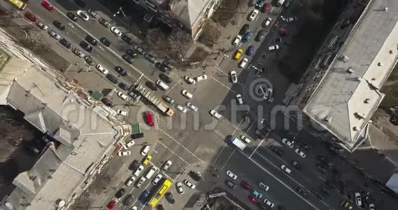 在乌克兰基辅大城市的街道上可以看到高交通视频的预览图