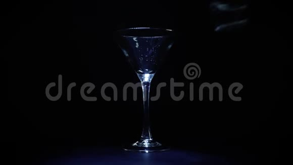 酒保倒了一杯马提尼鸡尾酒视频的预览图