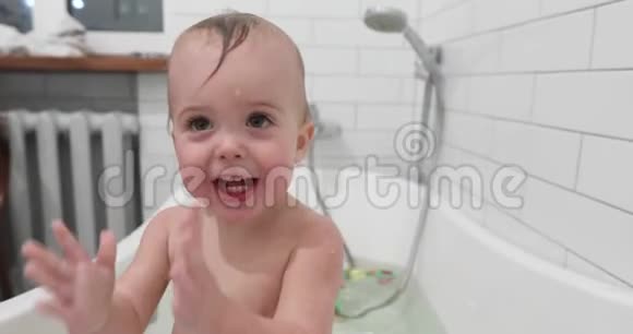 幼儿在水中的浴缸里拍手视频的预览图