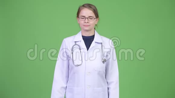 年轻严肃的女医生低头思考视频的预览图