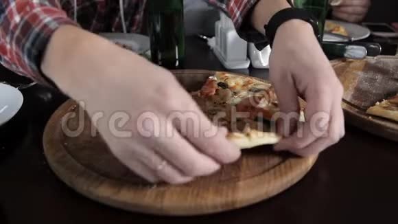 一群年轻人在餐馆里喝啤酒吃披萨视频的预览图