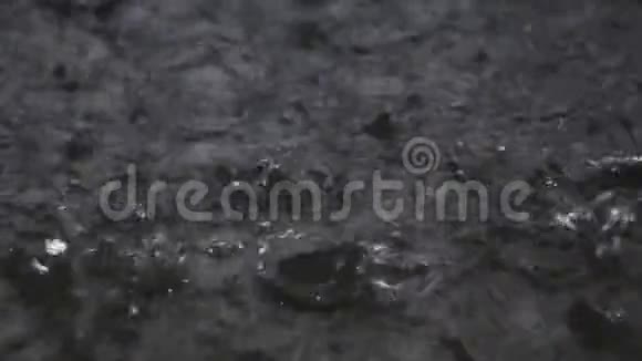 水面上的大雨视频的预览图