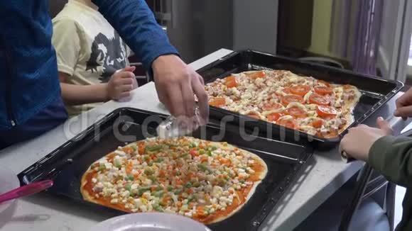 在家用蔬菜烹饪美味的披萨视频的预览图