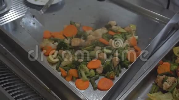 在煎锅里煮蔬菜快关门视频的预览图