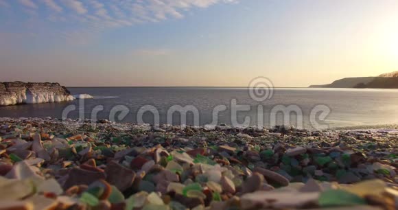 海参崴的玻璃海滩和漂亮的彩色玻璃视频的预览图