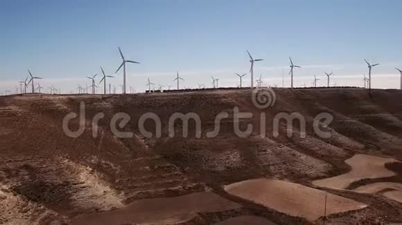 在夏天的大型风车农场里做多利放大视频的预览图