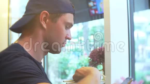 在咖啡馆里用筷子吃寿司的年轻人4K特写视频的预览图