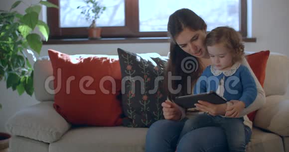 母女俩在平板电脑上看书视频的预览图