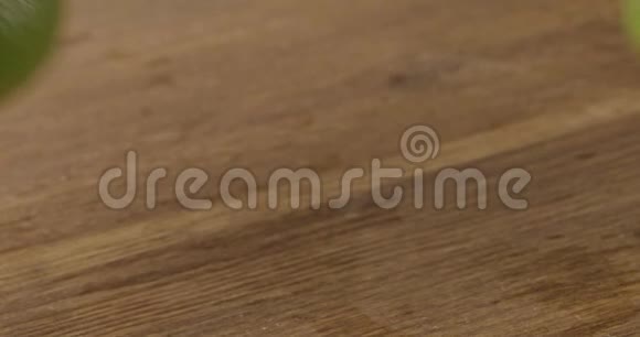 两个带水滴的石灰落在一张木桌上慢动作2k视频推240fps视频的预览图