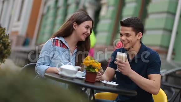 年轻夫妇在街头咖啡馆享受浪漫约会视频的预览图