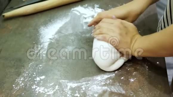 女人手捏糖泥做甜点视频的预览图