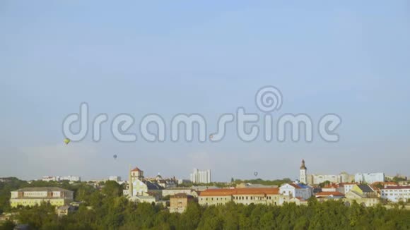 卡米亚涅斯乌克兰波迪尔斯基彩色热气球飞近要塞航空节4K视频的预览图