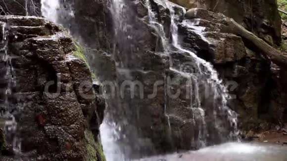 岩石山上美丽的瀑布野生森林的水流下坡视频的预览图