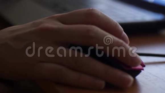 在控制电脑的鼠标上特写女性的手视频的预览图