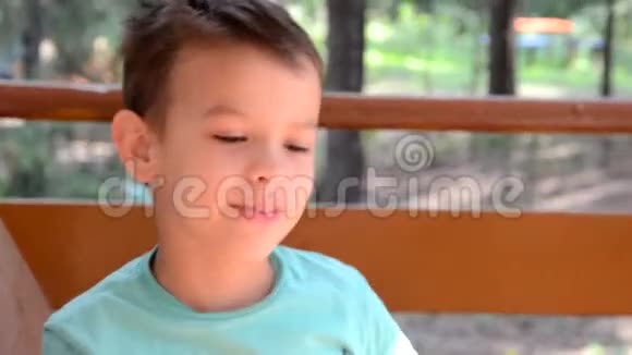 高加索少年的情感肖像有趣的少年微笑哭泣和尖叫英俊的孩子看着视频的预览图