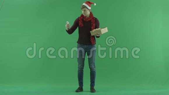 男人带着他的圣诞礼物绿色的关键背景视频的预览图
