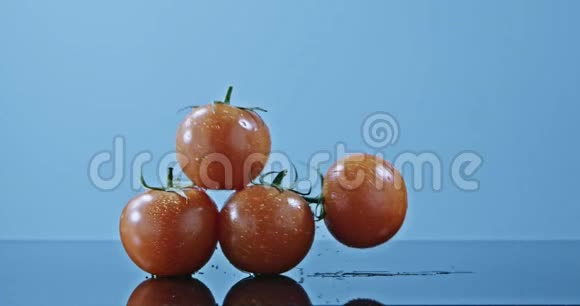 西红柿以金字塔的形式排列在光滑的背景上有水滴慢动作2k视频继续播放视频的预览图