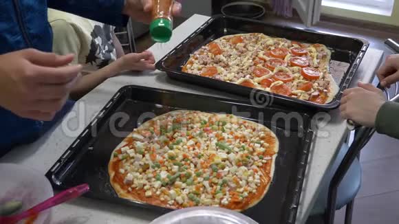 在家用蔬菜烹饪美味的披萨视频的预览图