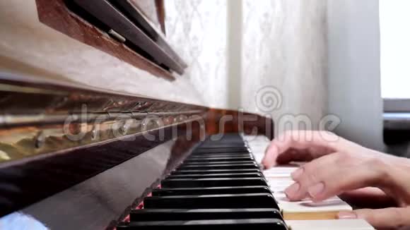 白种人女人弹钢琴的手靠近侧视视频的预览图