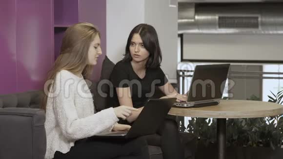 年轻女孩在共同工作空间交谈视频的预览图