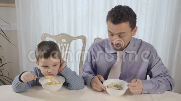 父亲和小儿子吃玉米片视频的预览图