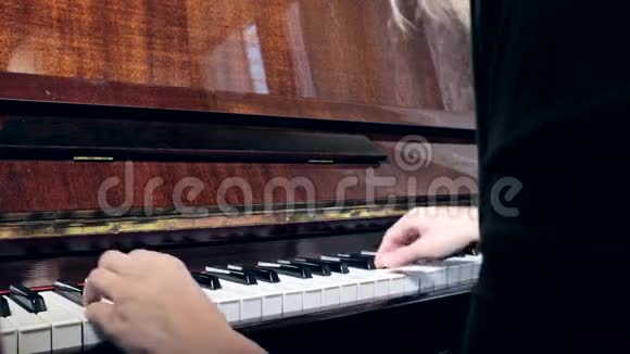 白种人女人弹钢琴的手靠近侧视视频的预览图