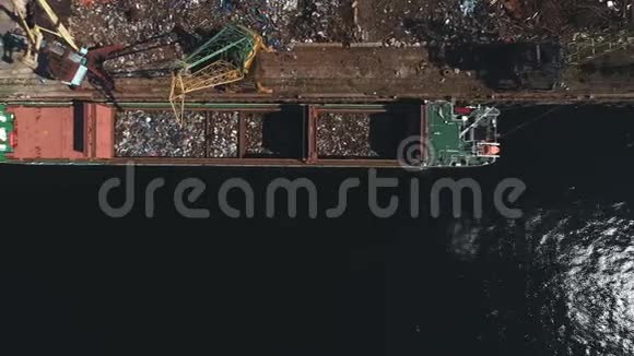 工业废船厂与船坞之间的空中录像视频的预览图