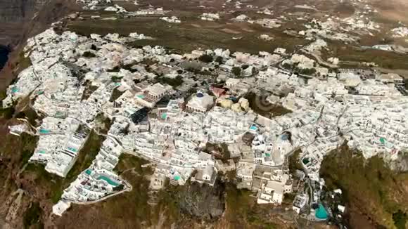 空中镜头白色房子和蓝色圆顶的奥亚圣托里尼视频的预览图