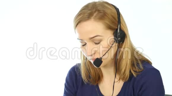 疲劳呼叫中心代表在求助热线上交谈耳机电话营销女性呼叫中心代理在工作4K视频的预览图