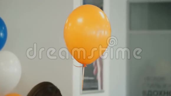 室内的橙色气球视频的预览图