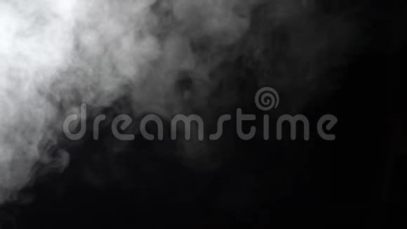 白色烟雾在黑色背景下以超慢的运动进入视频的预览图