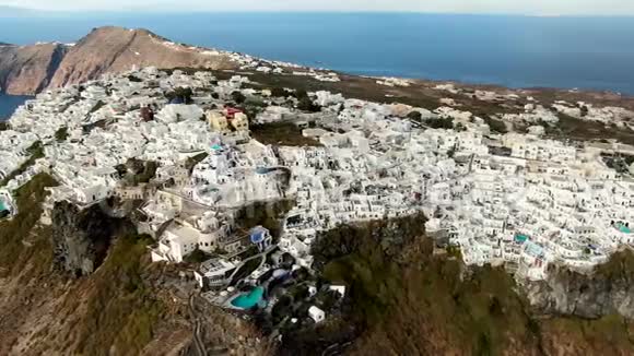 空中镜头白色房子和蓝色圆顶的奥亚圣托里尼视频的预览图