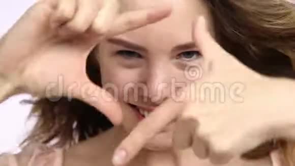 漂亮的女人做手势视频的预览图