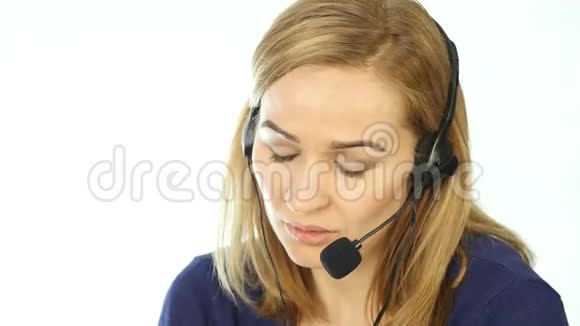疲劳呼叫中心代表在求助热线上交谈耳机电话营销女性呼叫中心代理在工作4K视频的预览图