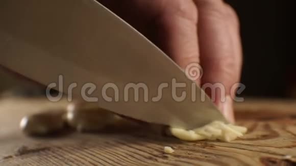 蒜瓣做酱汁录像视频的预览图