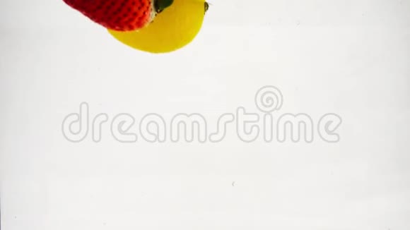 草莓柠檬和苹果掉进水里溅起水花和气泡动作缓慢视频的预览图