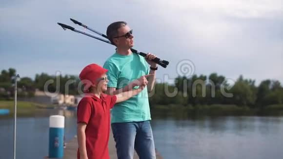 父亲在码头和儿子在一起视频的预览图