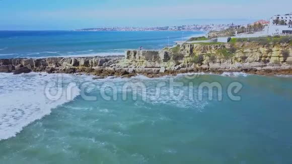 大西洋海岸的空中景观和冲浪者在水中的波浪在卡斯卡斯葡萄牙克里夫斯海岸和海洋视频的预览图