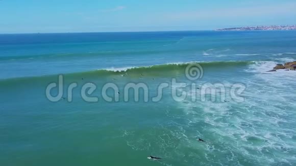 大西洋海岸的空中景观和冲浪者在水中的波浪在卡斯卡斯葡萄牙克里夫斯海岸和海洋视频的预览图