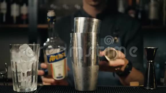 巴曼在餐厅里用柠檬摇床调酒师做柠檬汁装饰鸡尾酒视频的预览图
